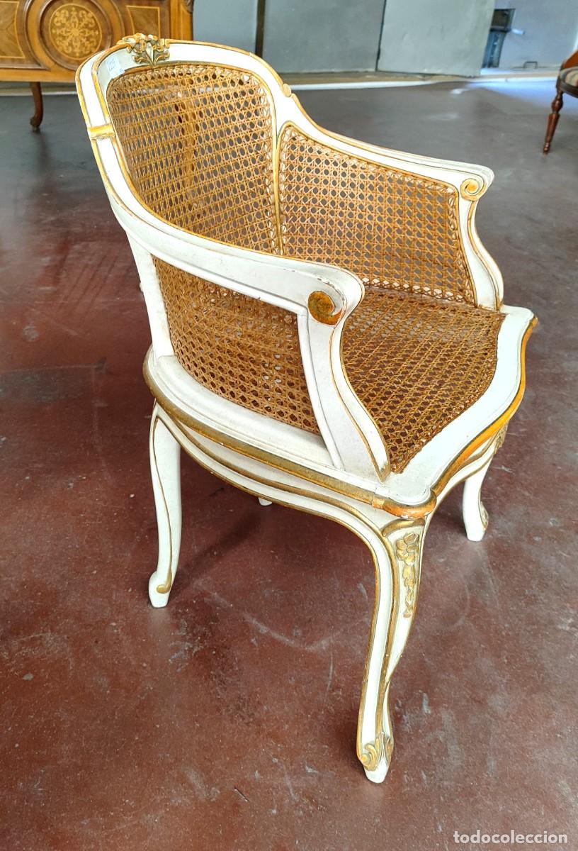 Antig&uuml;edades: Butaca de madera en color crema y dorado asiento y respaldo de regilla