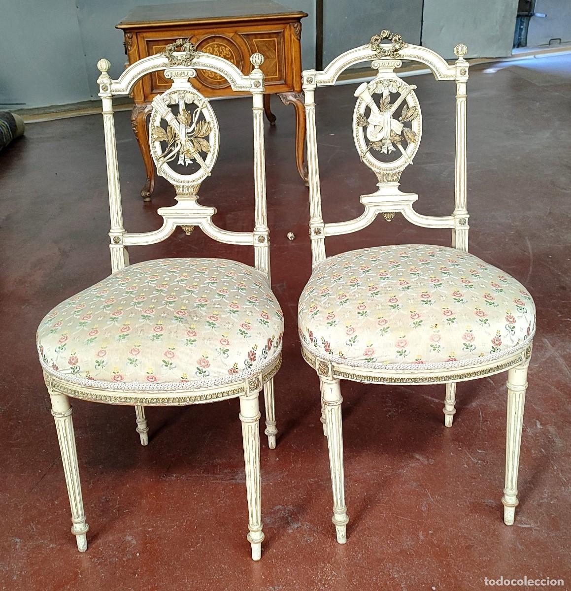Antig&uuml;edades: Pareja de sillas francesas en madera patinada en blanco, respaldo de bouquet de antorcha y arco