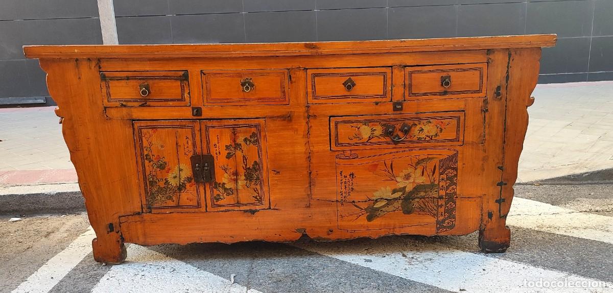 Antig&uuml;edades: Aparador chino en madera lacada en naranja, pinturas de melocotones, crisantemos y rosas
