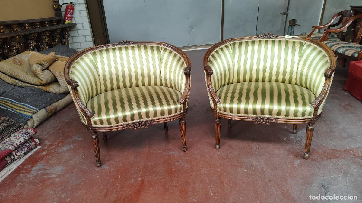 Antig&uuml;edades: Pareja de sillones berguere estilo Luis XVI, tapizado en raso, madera tallada