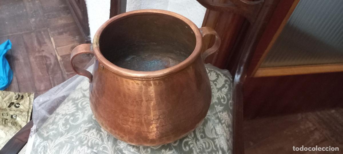 Antig&uuml;edades: Lote variado de Cobres martillado y lat&oacute;n: C&aacute;ntaros, calderos y orzas tradicionales
