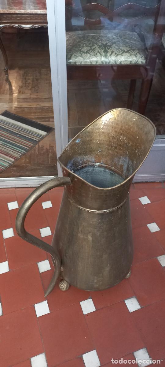 Antig&uuml;edades: Jarra / Parag&uuml;ero de lat&oacute;n con patas de garra -Jarra de gran tama&ntilde;o de lat&oacute;n o cobre martillado