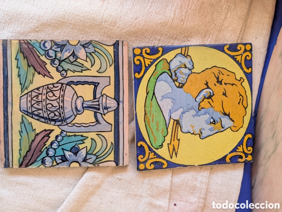 Antig&uuml;edades: Pareja de 2 azulejos antiguos de cer&aacute;mica artesanal 14x14 cm - Dise&ntilde;os cl&aacute;sico y mitol&oacute;gico