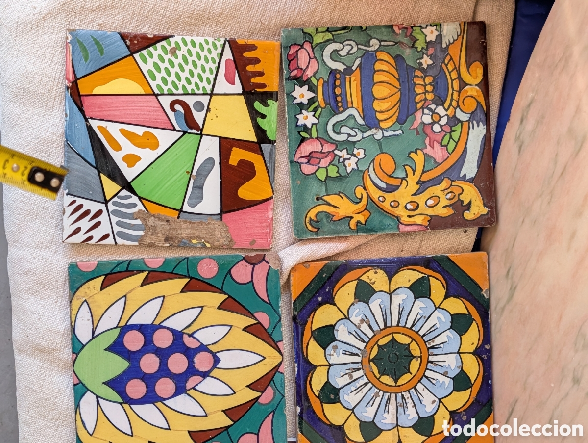 Antig&uuml;edades: Lote de 4 azulejos antiguos de cer&aacute;mica artesanal 14x14 cm - Dise&ntilde;os florales y geom&eacute;tricos