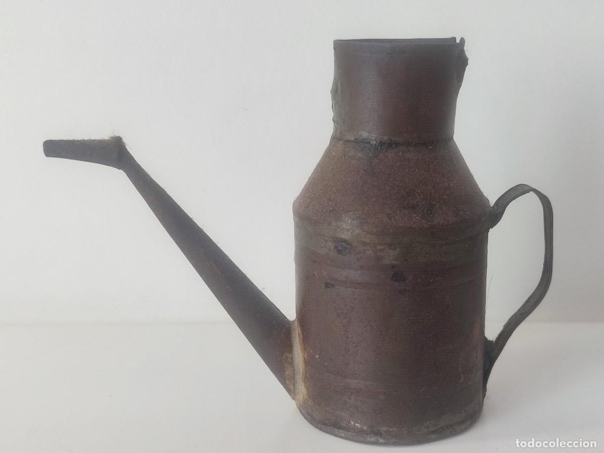 Antiquit&auml;ten: Aceitera hojalata con asa