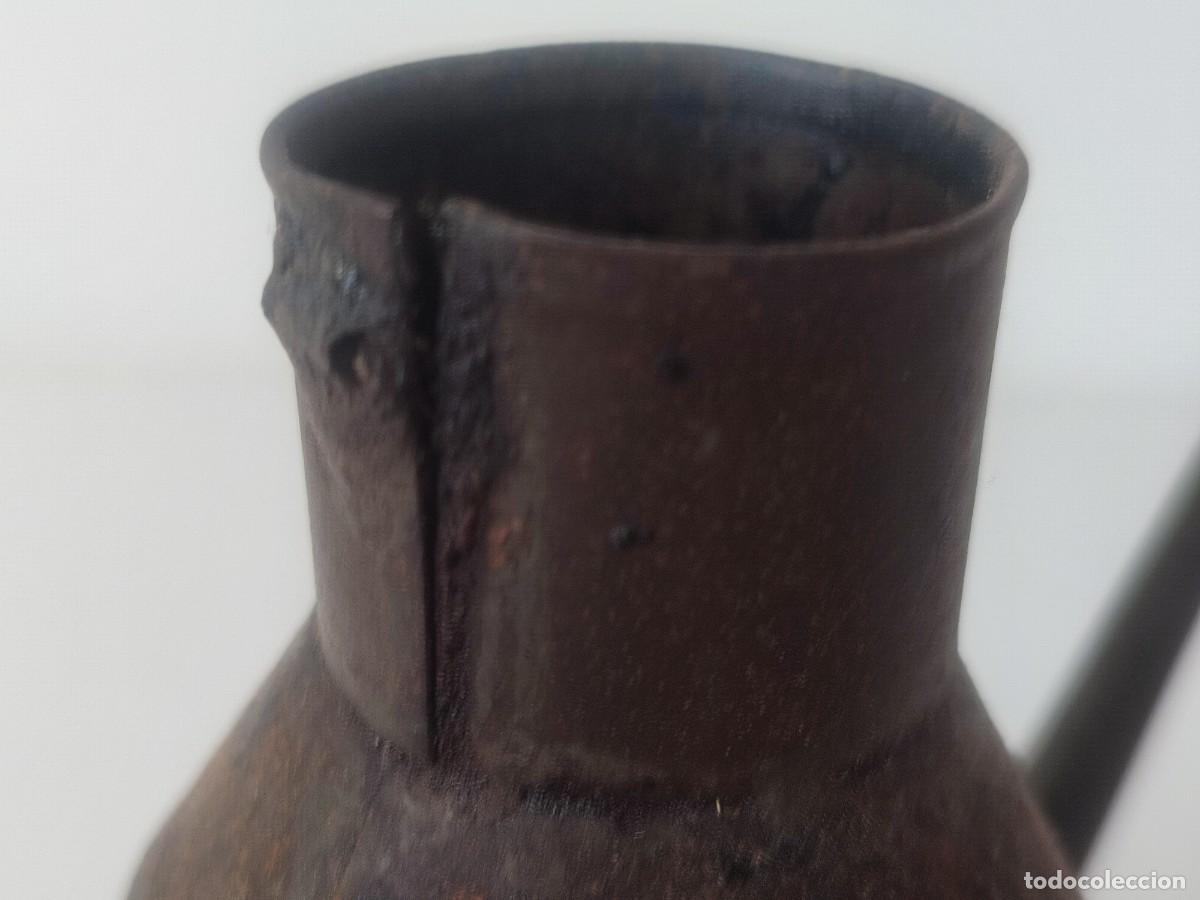 Antig&uuml;edades: Aceitera hojalata con asa - Foto 3