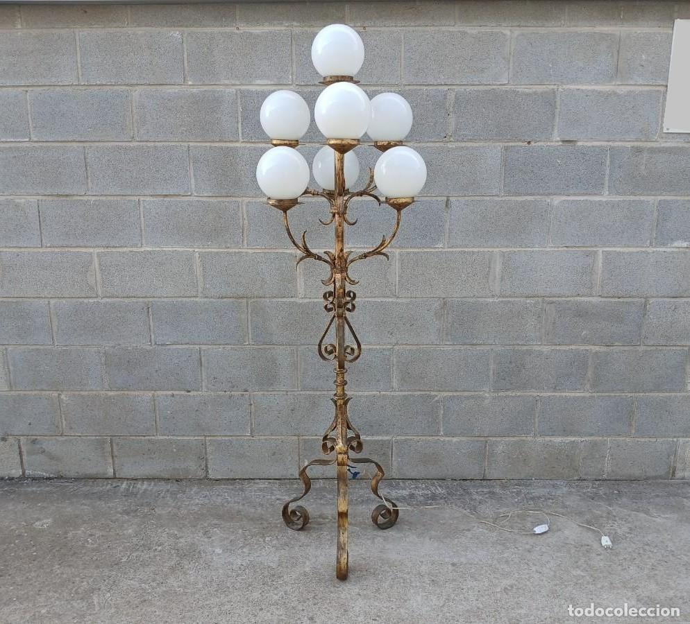 Antiguidades: L&aacute;mpara de pie antigua hierro forjado dorado Mid Century. L&aacute;mpara pie antigua vintage globos.