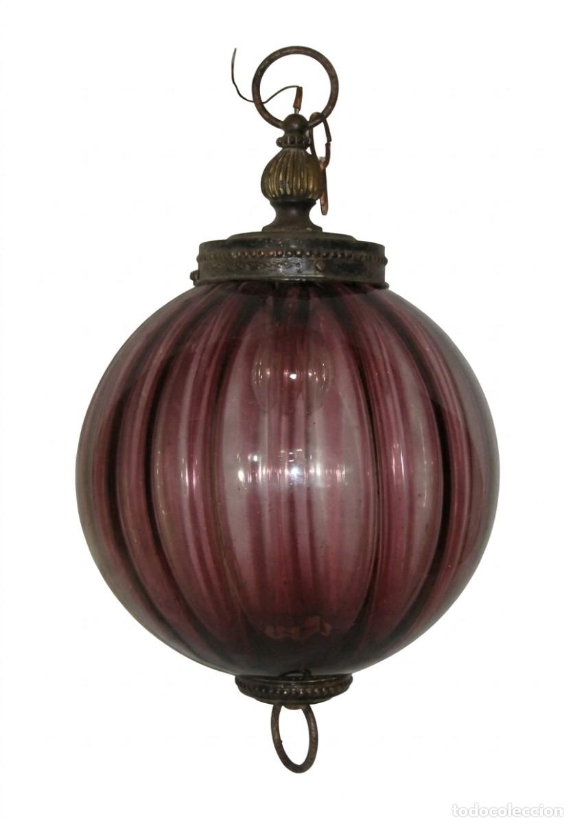 Antiquit&eacute;s: L&aacute;mpara de techo con globo de cristal lila (c. 1950)