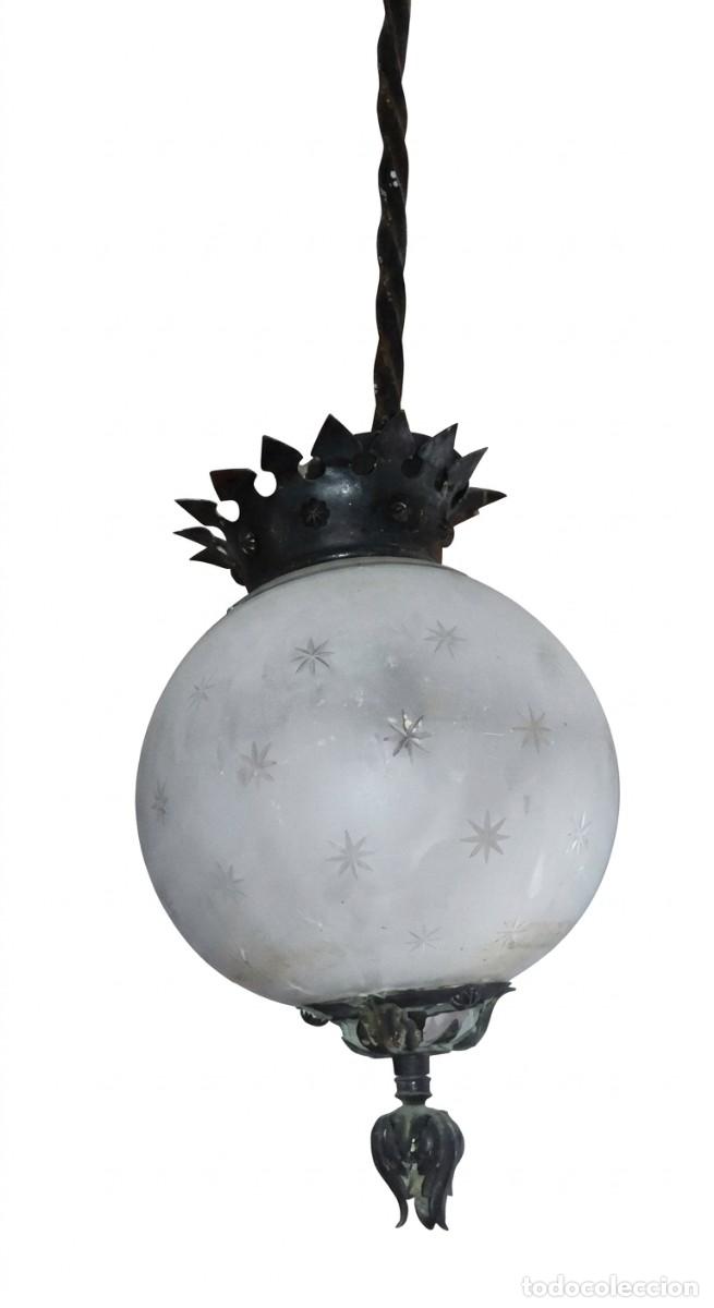 Antig&uuml;edades: L&aacute;mpara de techo antigua &middot; Globo de cristal esmerilado y hierro forjado &middot; ca. 1920&ndash;1940
