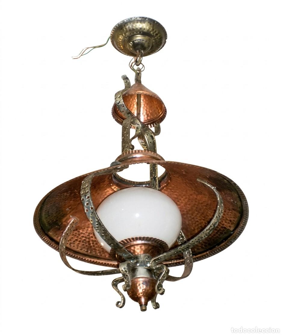 Antig&uuml;edades: L&aacute;mpara de Techo Estilo Modernista &middot; Cobre Martillado y Cristal Opalino