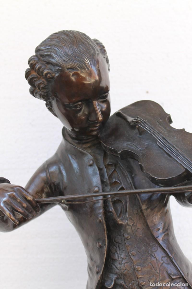 Antig&uuml;edades: ESCULTURA DE BRONCE QUE REPRESENTA A MOZART COMO VIOLINISTA