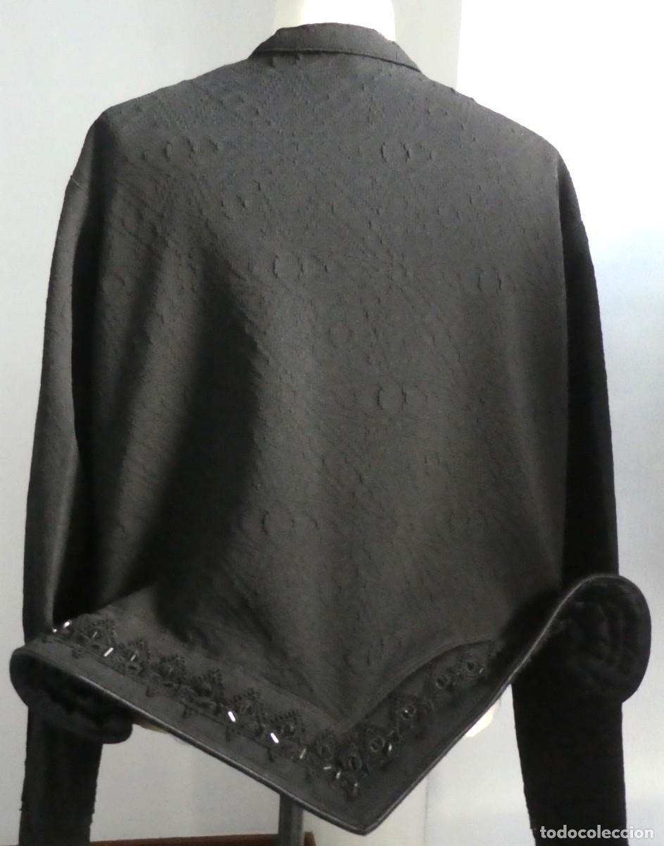Antig&uuml;edades: CHAQUETA RIBETEADA CON CANUTILLO AZABACHE Y ALAMBRE MEDIADOS S.XX
