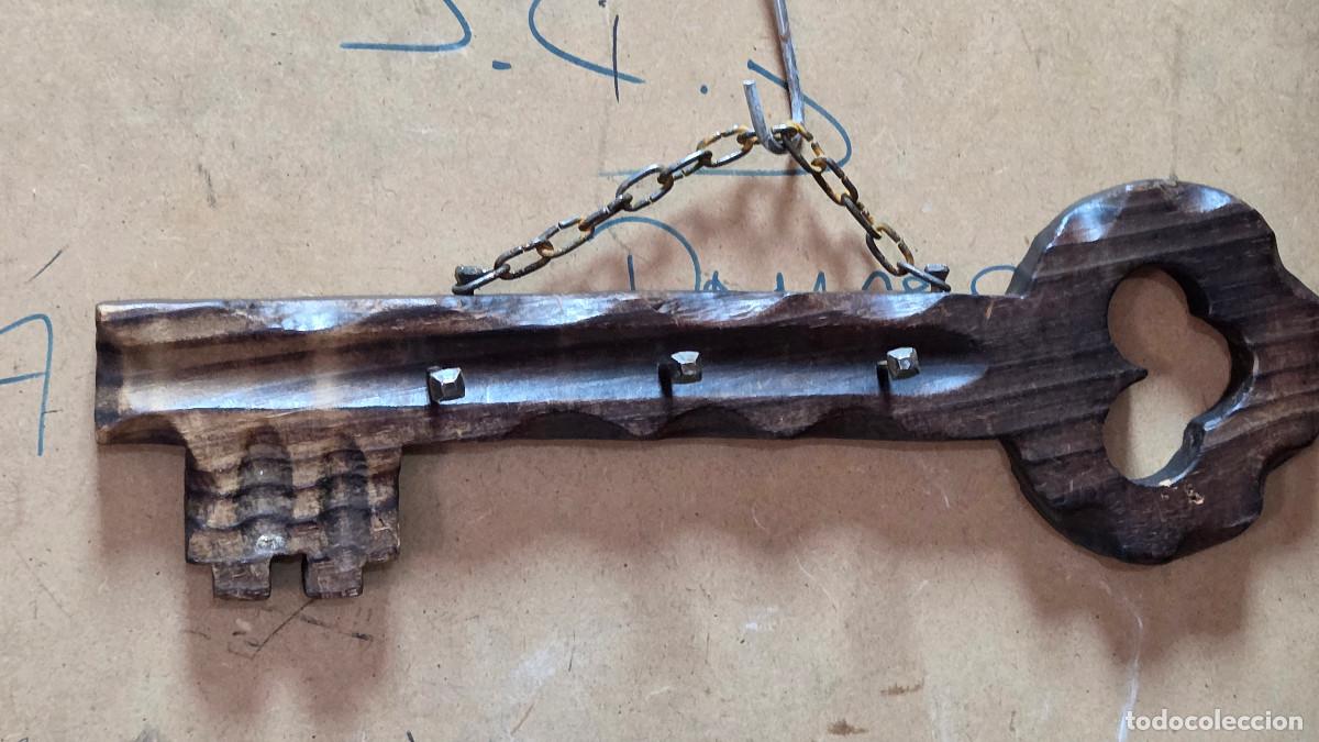Antig&uuml;edades: colgador de llaves de madera - Foto 1