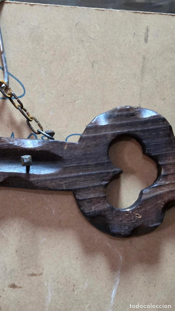 Antig&uuml;edades: colgador de llaves de madera - Foto 2