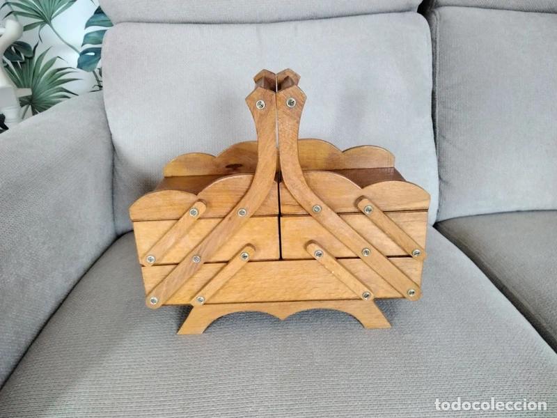 Antig&uuml;edades: Costurero antiguo de madera barnizada - Foto 1