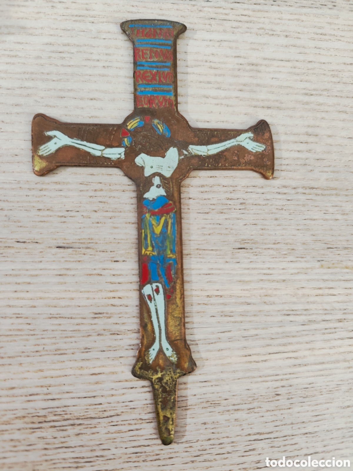 Antig&uuml;edades: Antiguo crucifijo esmaltado en metal