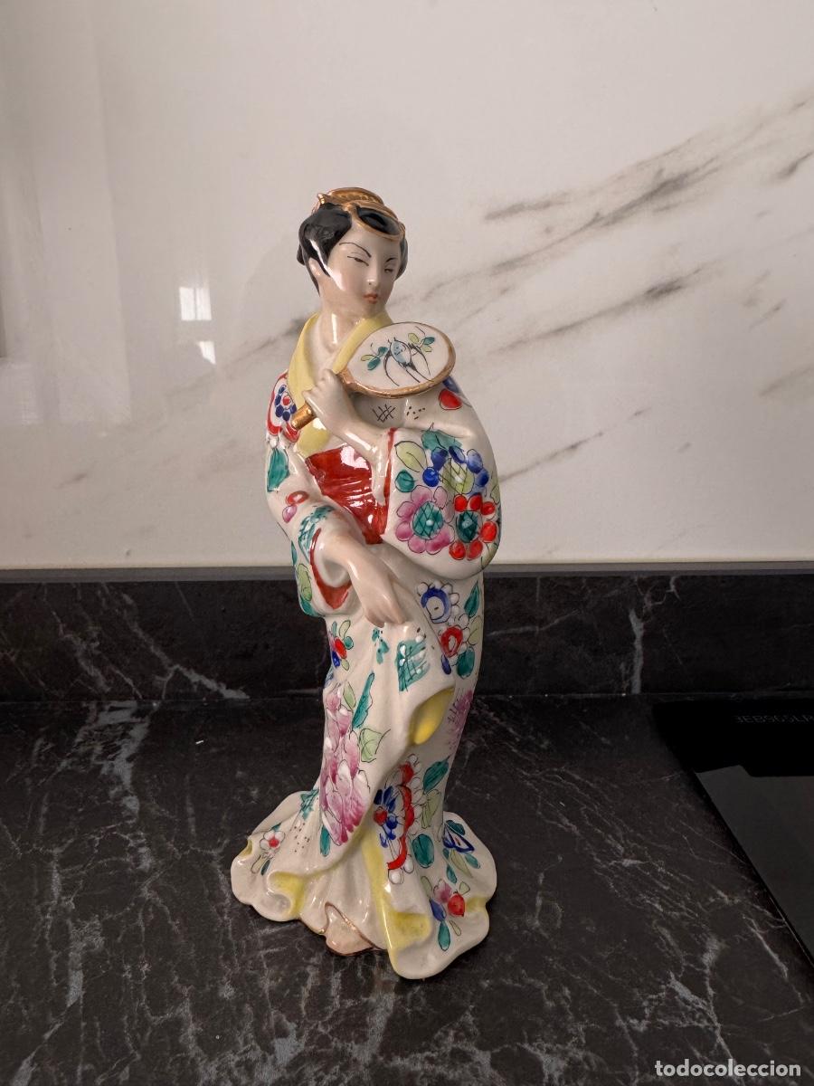 Antig&uuml;edades: Figura decorativa de porcelana de estilo oriental