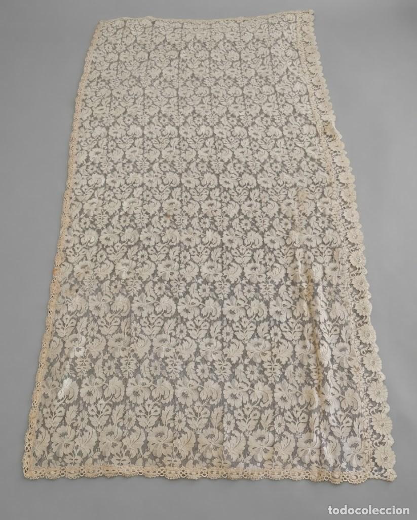 Antig&uuml;edades: Antigua gran mantilla o velo de encaje chantilly con motivos florales siglo XIX 177x88 cm