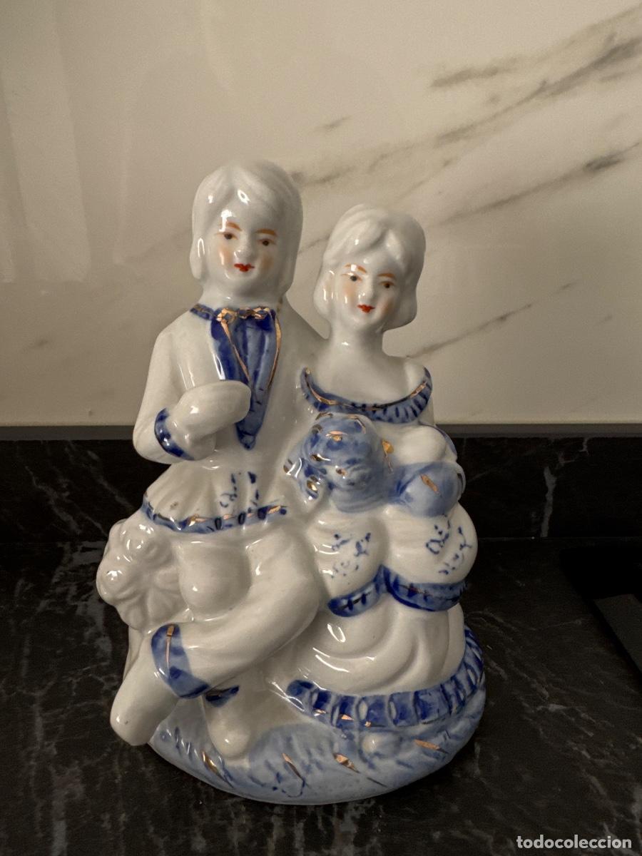 Antig&uuml;edades: Figura de porcelana de una pareja de estilo cl&aacute;sico