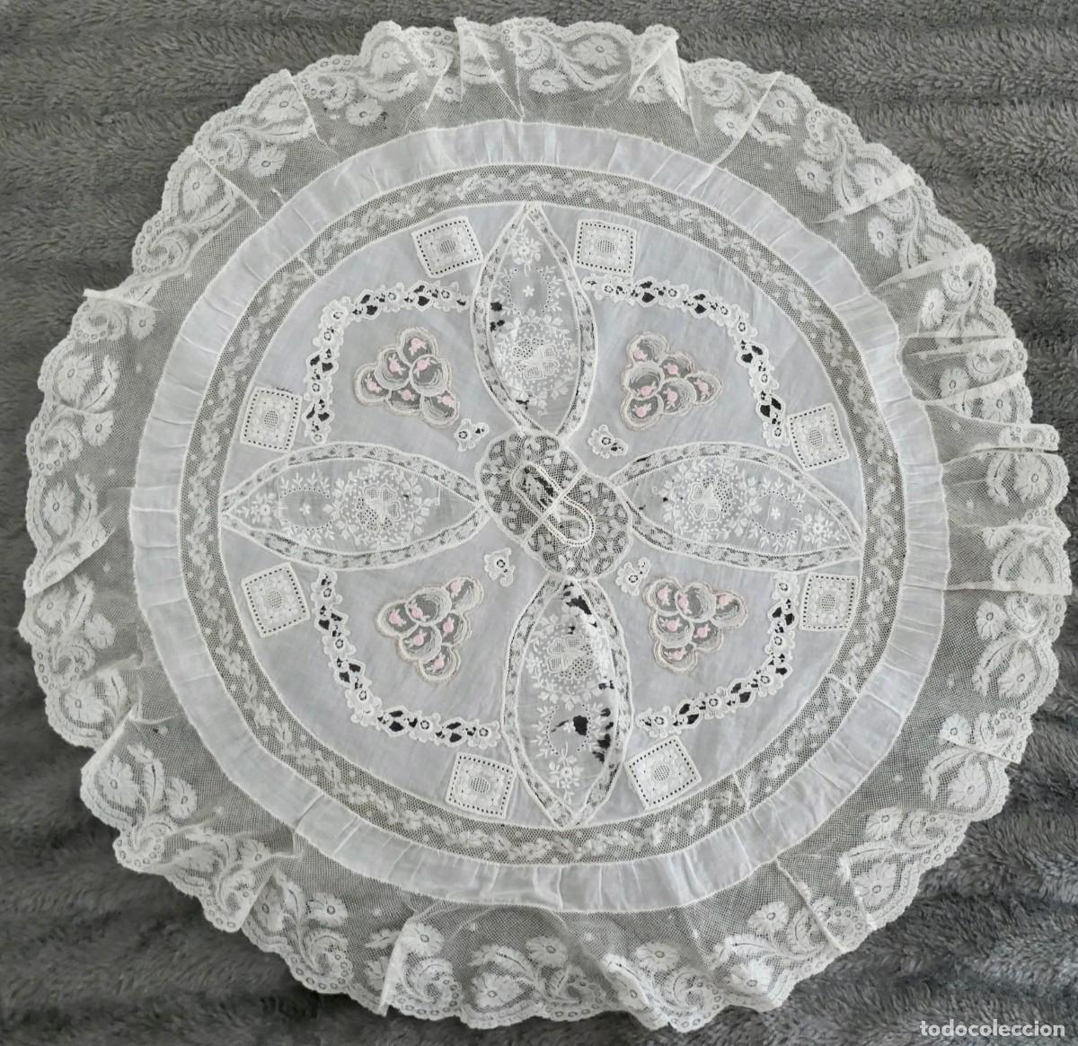 Antig&uuml;edades: Antiguo centro de mesa o tapete redondo de encaje bolillos y bordado richelieu siglo XIX 79 cm