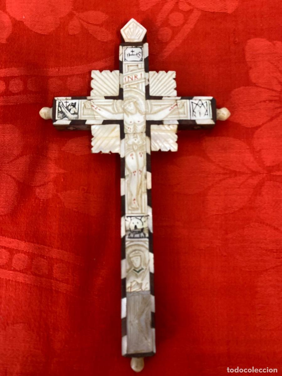 Antig&uuml;edades: CRUCIFIJO EN MADERA Y N&Aacute;CAR TALLADO. SIGLOS XVIII-XIX.
