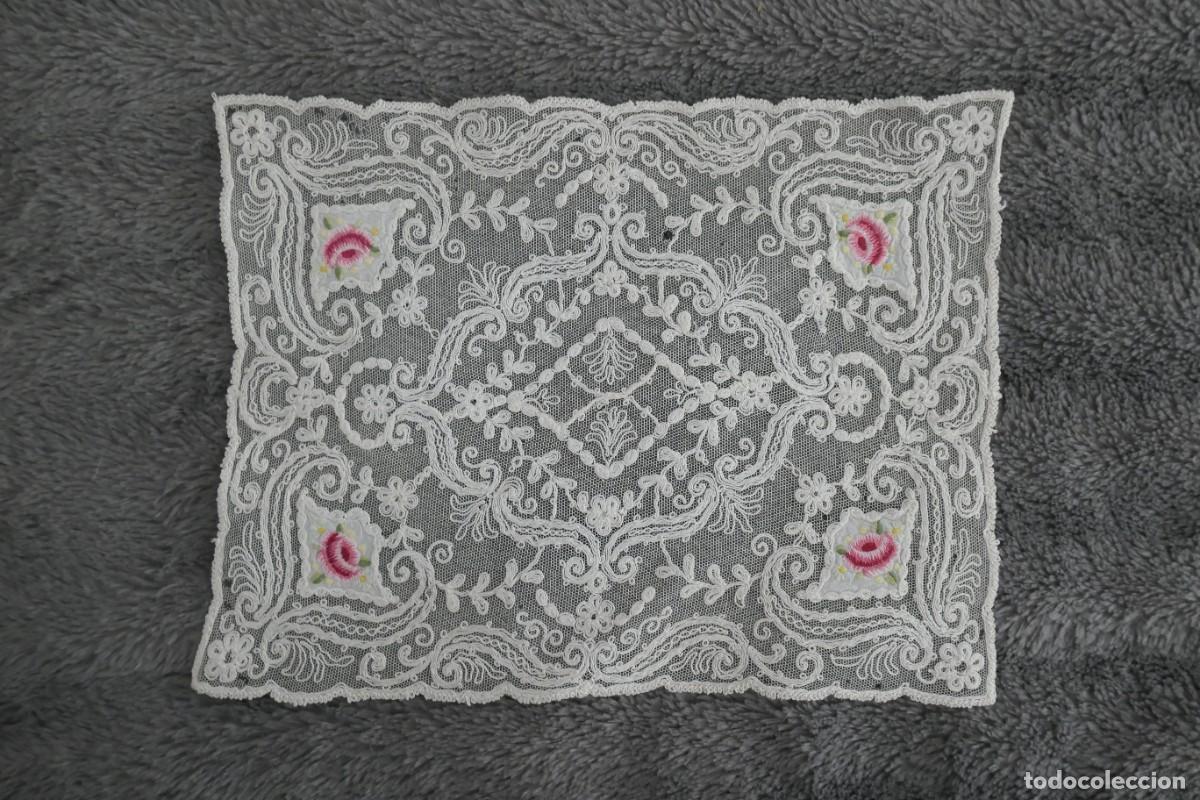 Antig&uuml;edades: Antiguo tapete rectangular de encaje tul bordado a mano con flores rosa 32x24 cm
