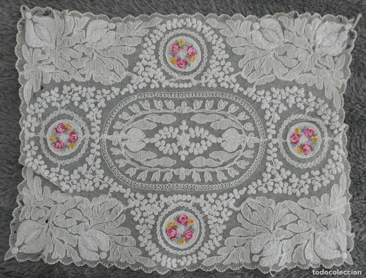 Antig&uuml;edades: Antiguo tapete rectangular de encaje tul bordado a mano con medallones de rosas 33x25 cm