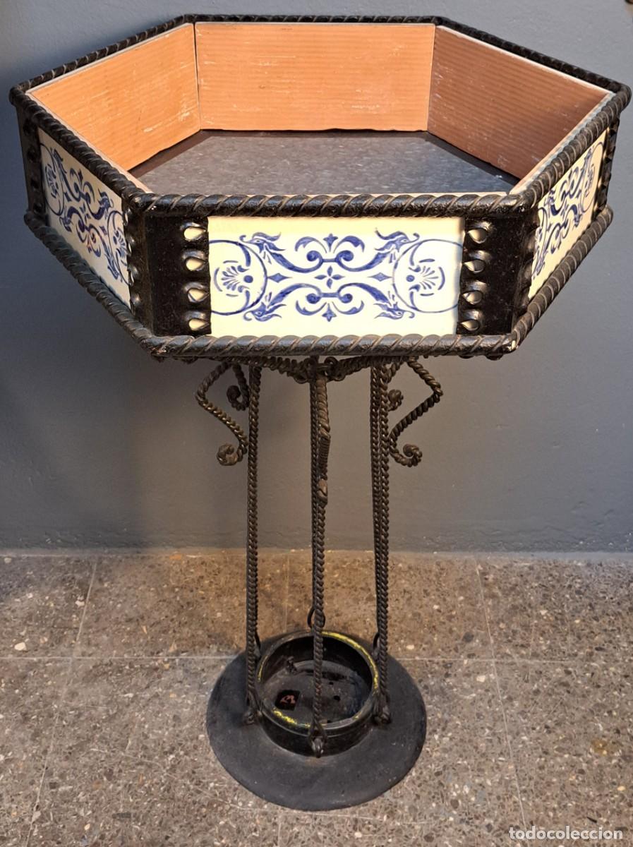 Antiguidades: Antigua Jardinera de hierro forjado, cuerpo hexagonal con azulejos decorativos