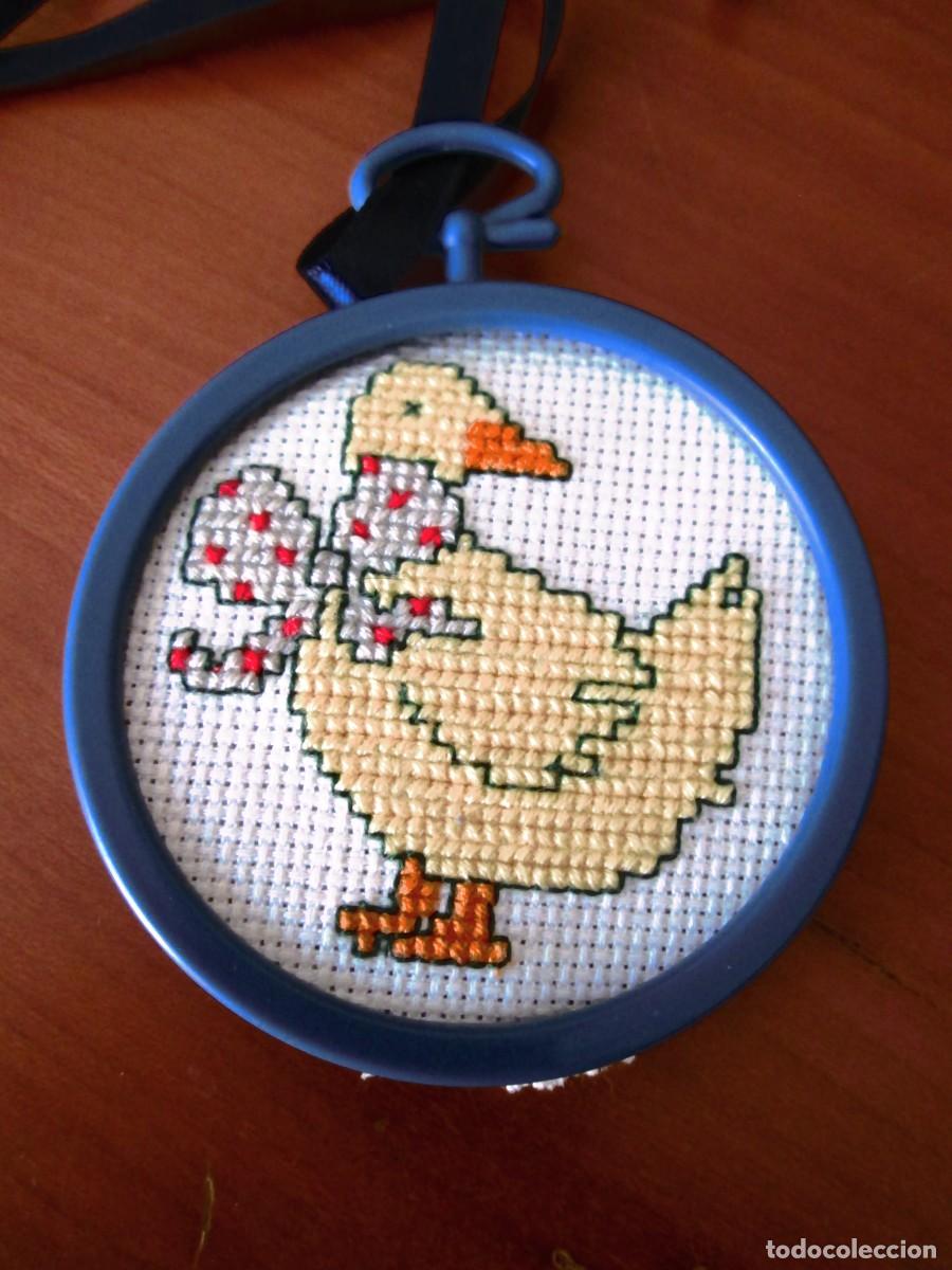 Antiguidades: PATO EN PUNTO DE CRUZ - FORMA DE MEDALLON CON CINTA DE 50 CMX2 - 6,5 CM DIAMETRO