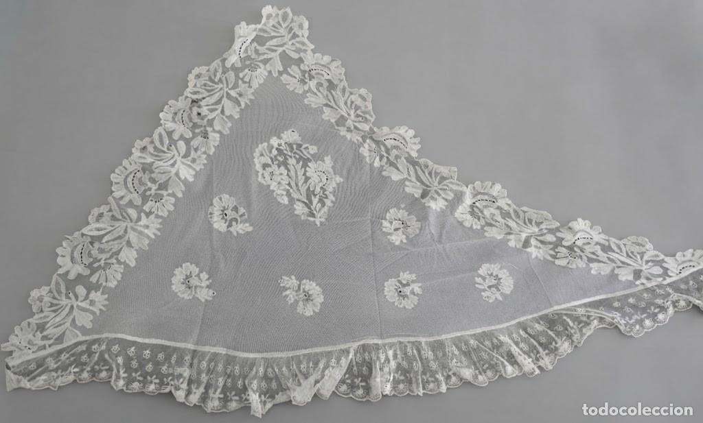 Antig&uuml;edades: Antigua mantilla triangular de encaje y tul bordado con motivos florales siglo XIX 144x120 cm