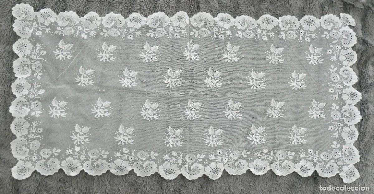 Antig&uuml;edades: Antiguo encaje mec&aacute;nico de tul bordado con ramilletes florales cenefa festoneada 94x44 cm