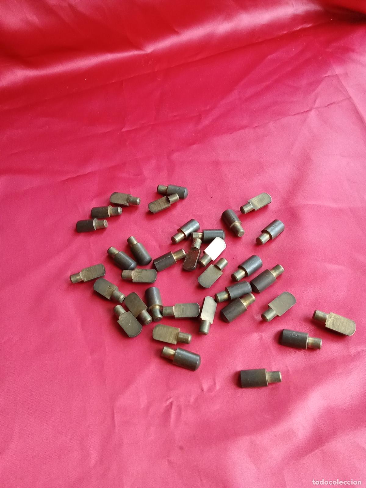 Antig&uuml;edades: Juego de 34 soportes, para estantes y baldas, antiguos, bronce. Caja plomo