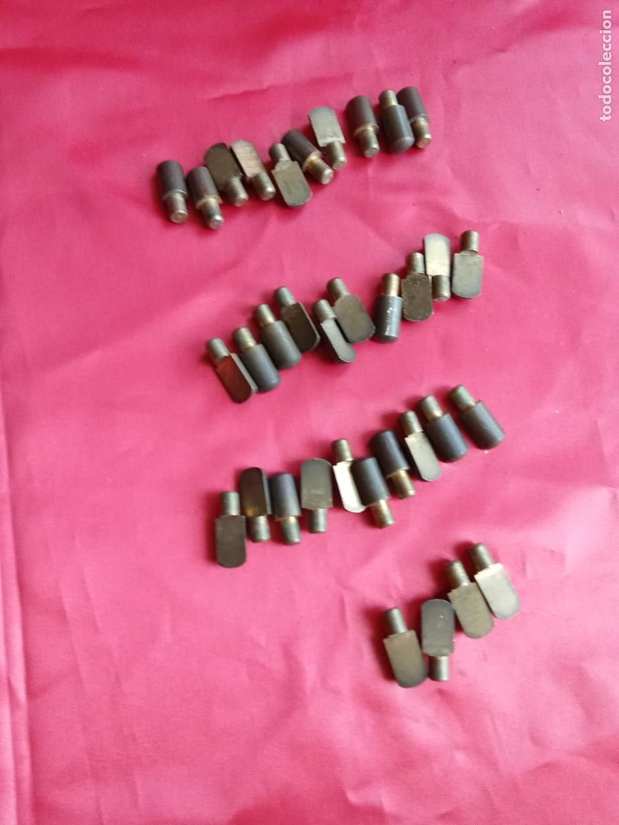 Antig&uuml;edades: Juego de 34 soportes, para estantes y baldas, antiguos, bronce. Caja plomo