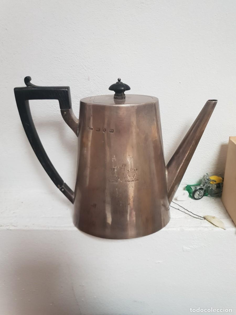 Antig&uuml;edades: JARRA TETERA DE PLATA INGLESA CON ESCUDOS CONTRASTES