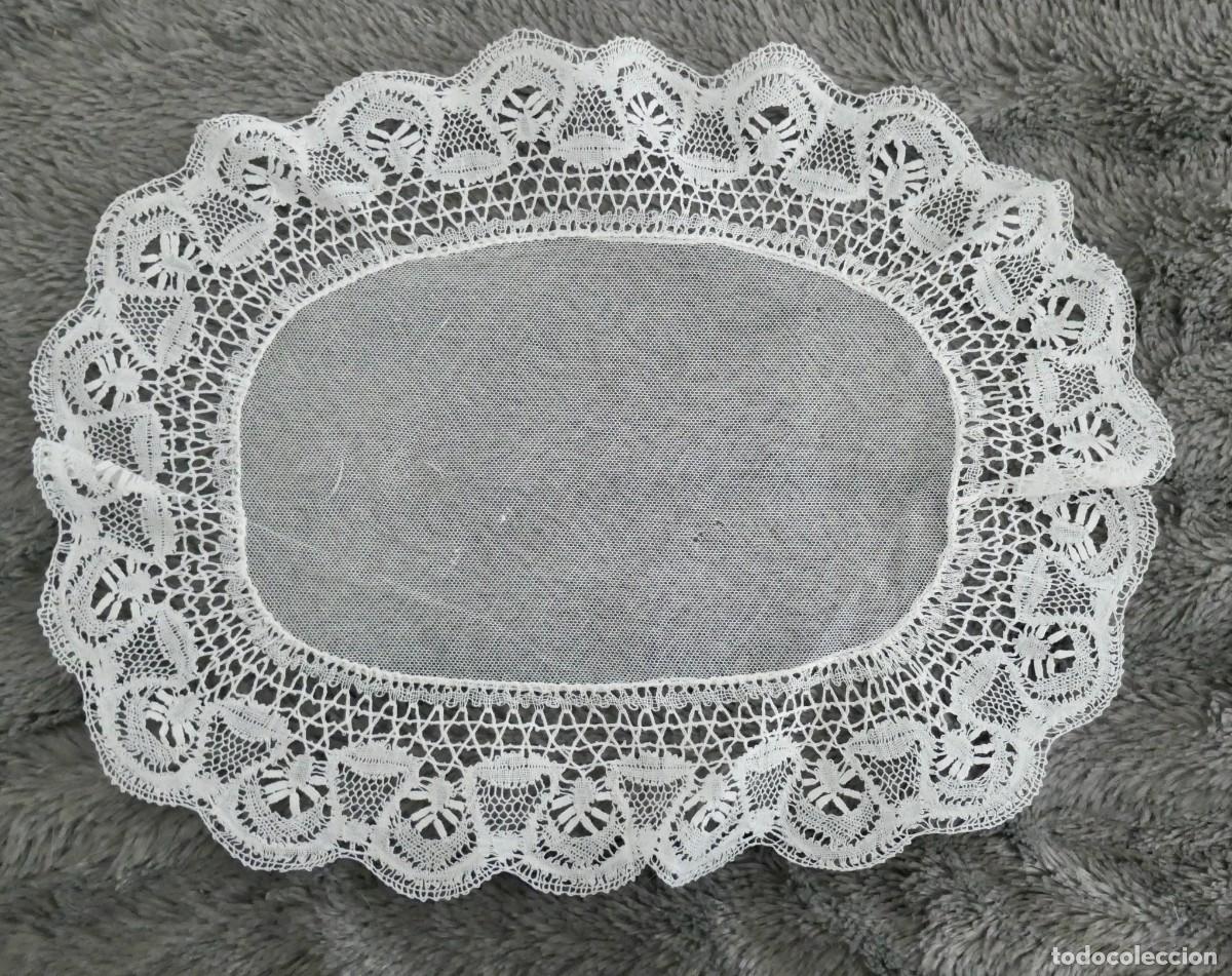 Antig&uuml;edades: Antiguo tapete ovalado de encaje de bolillos y tul central con labor de ara&ntilde;as 39,5x30 cm