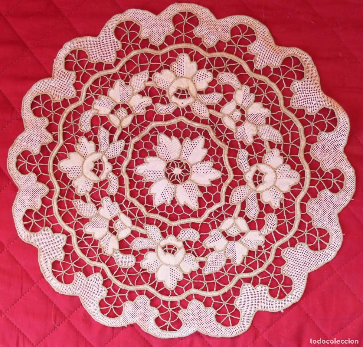 Antig&uuml;edades: Antiguo tapete redondo de encaje guipura y estilo renacimiento con motivos florales 38 cm