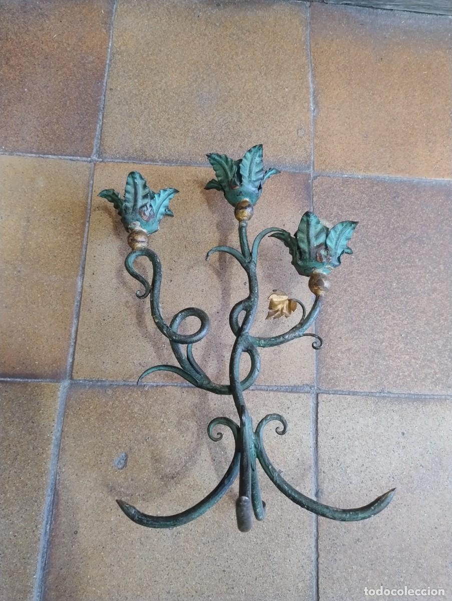 Antig&uuml;edades: Candelabro de forja vintage con motivos florales. Unos 33 cm de alto