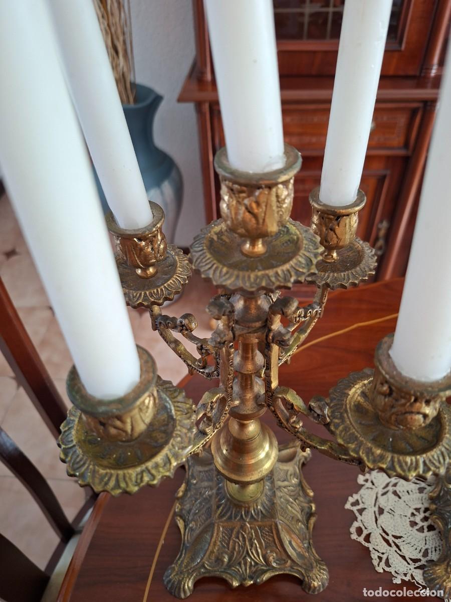 Antig&uuml;edades: Lote de dos candelabros de bronce de 5 brazosde mediados del siglo XX
