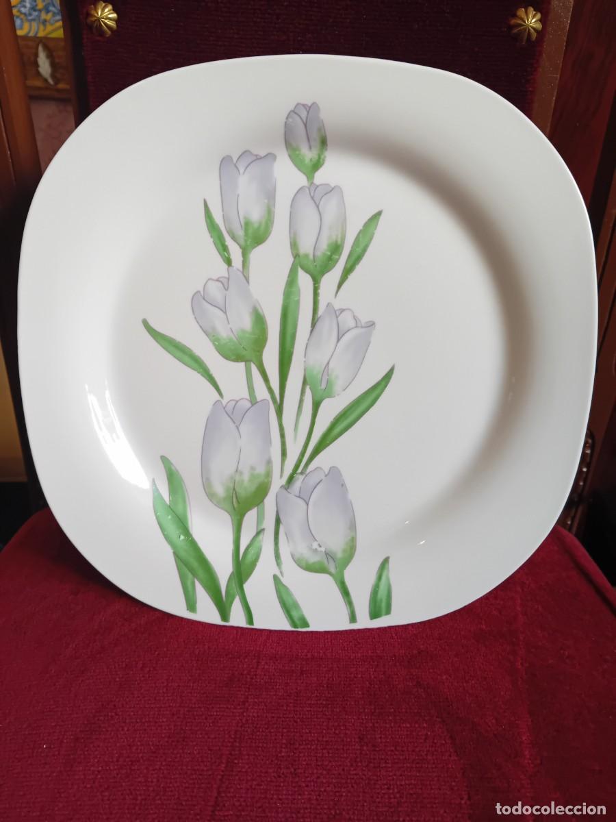 Antig&uuml;edades: Plato llano de porcelana con tulipanes marca happy friends