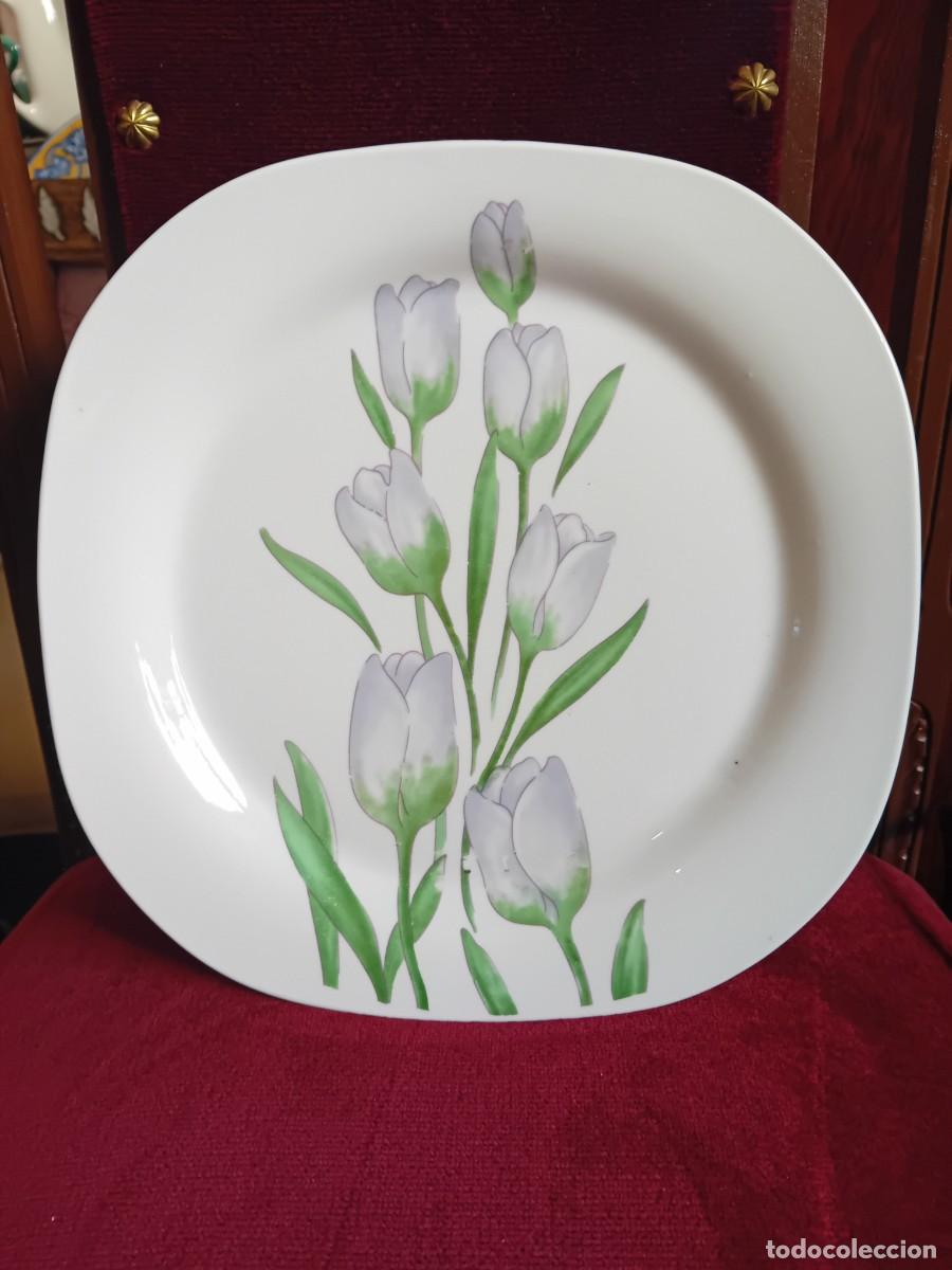 Antig&uuml;edades: Plato llano de porcelana con tulipanes marca happy friends