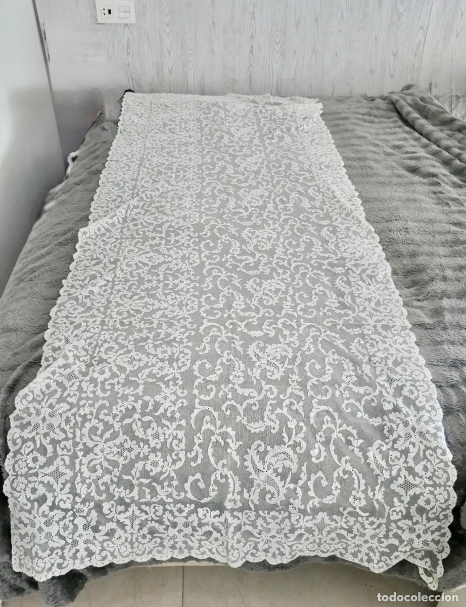 Antig&uuml;edades: Antigua gran mantilla rectangular de encaje chantilly y blonda con cenefas florales 214x76 cm