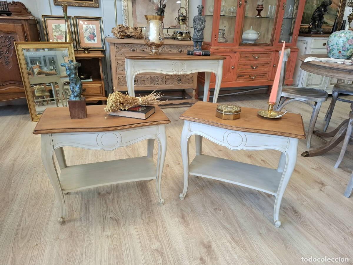 Antig&uuml;edades: Pareja de mesitas de noche en madera de nogal patinadas en blanco