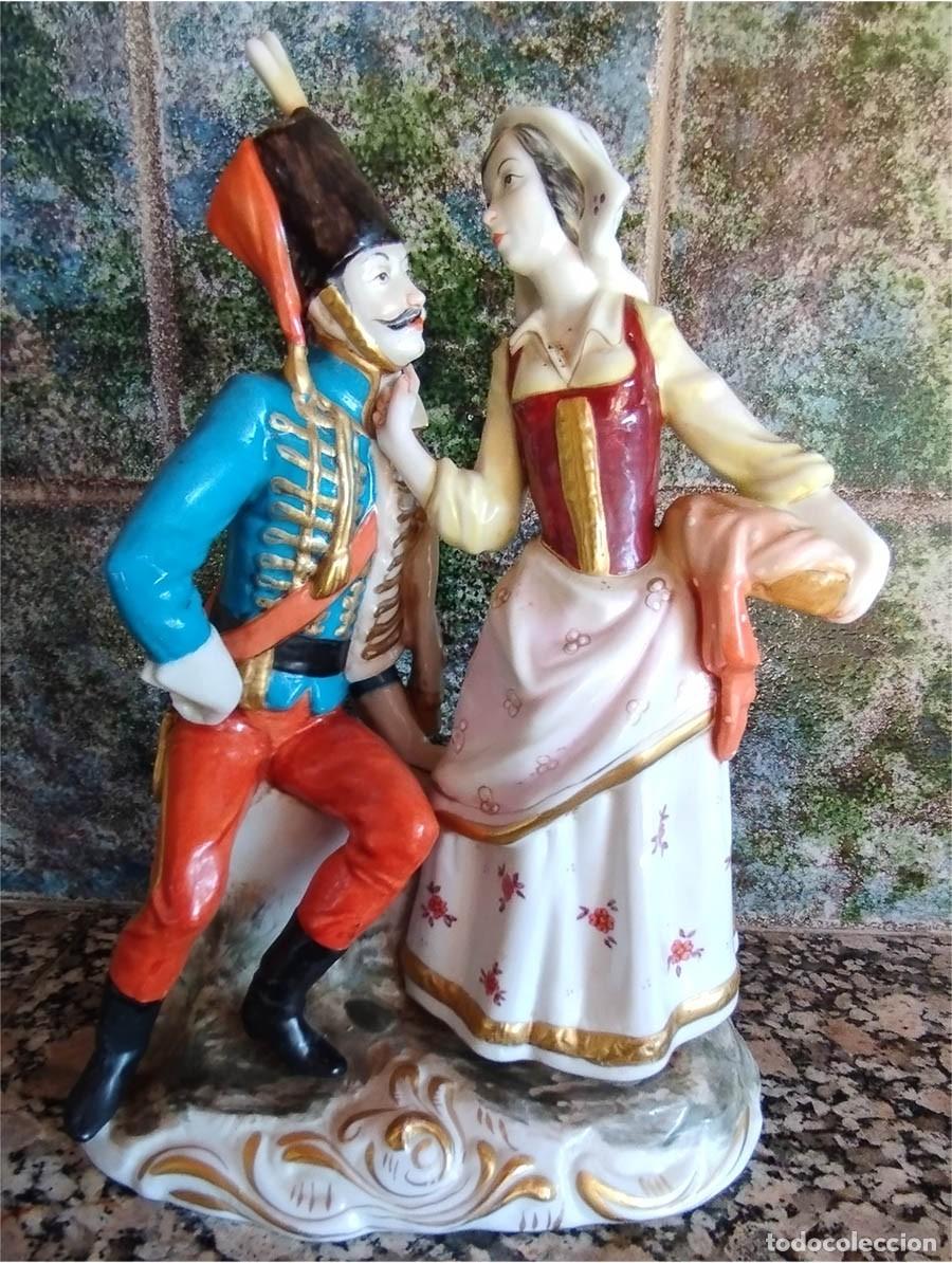 Antig&uuml;edades: DOS FIGURAS SOLDADO HUSAR Y DONCELLA EN PORCELANA DECORADA A MANO PAESA ESPA&Ntilde;A 17 CM ALTA 20/12