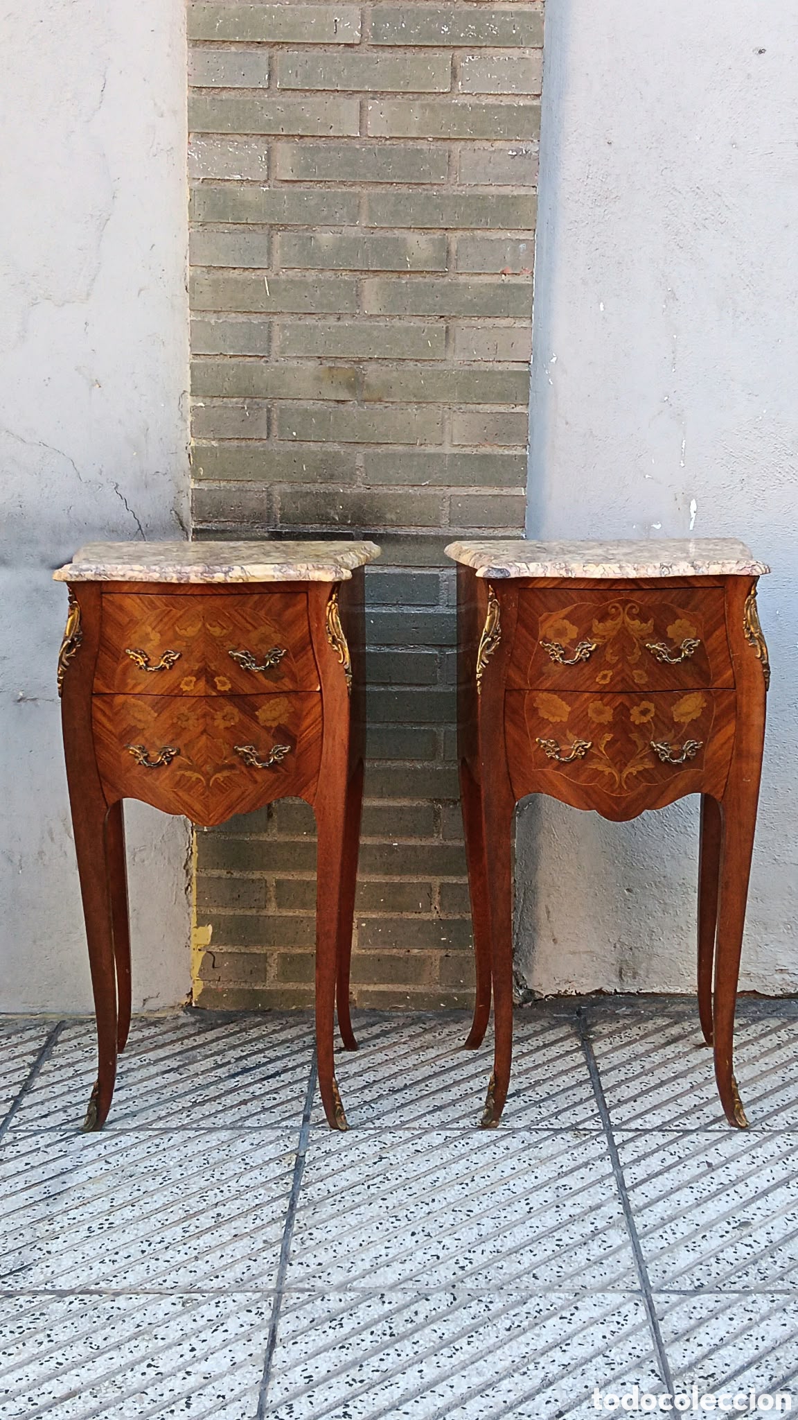 Antig&uuml;edades: Pareja mesitas de noche Luis XV marqueter&iacute;a floral siglo XiX