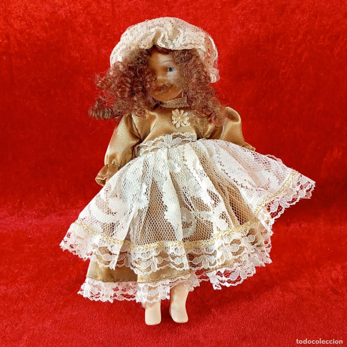 Antiguidades: ANTIGUA MU&Ntilde;ECA DECORATIVA DE PORCELANA - SIGLO XX - ESTILO VICTORIANO - 23 CM ALTO - 29