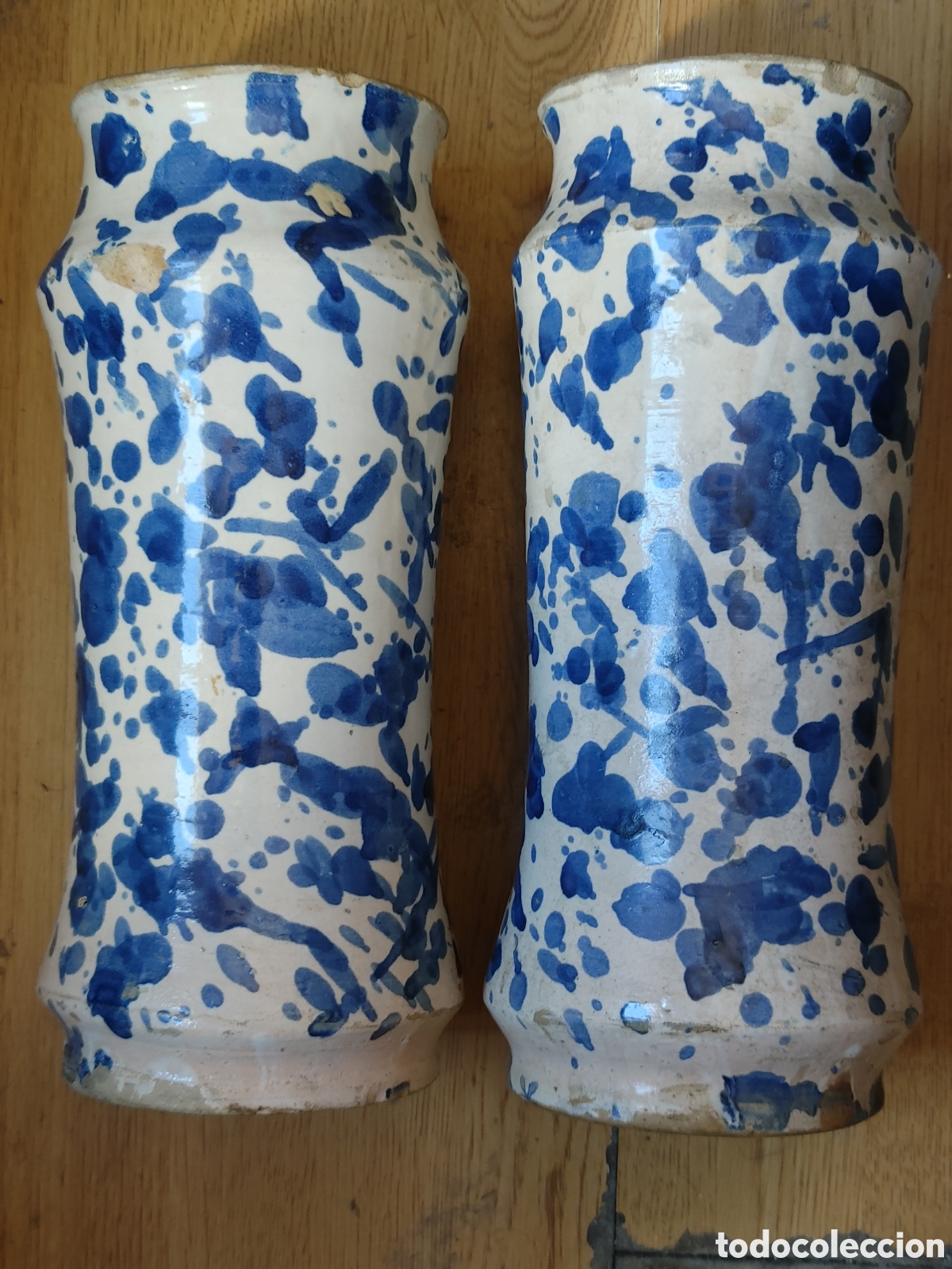 Antig&uuml;edades: Pareja de albarelos en ceramica de Talavera. Con decoracion jaspeada en azul sobre fondo blanco.