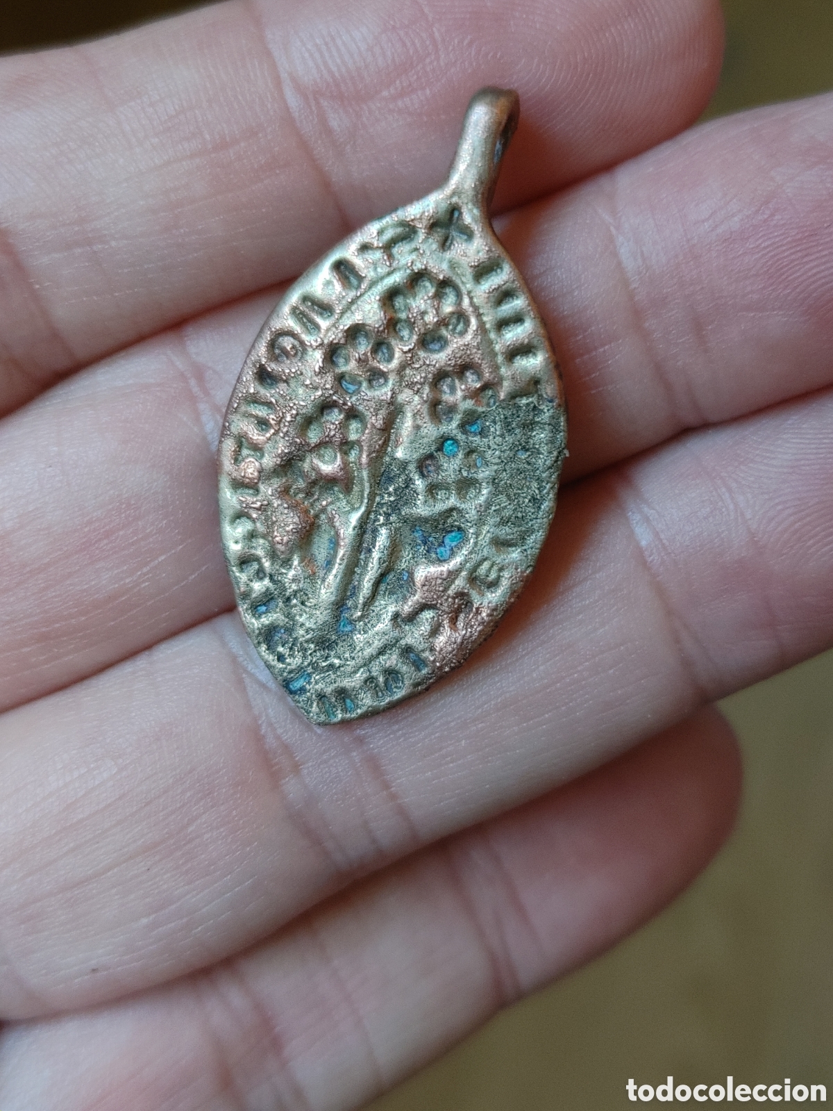 Antig&uuml;edades: Matriz de sello medieval realizado en bronce. Con forma de mandorla.