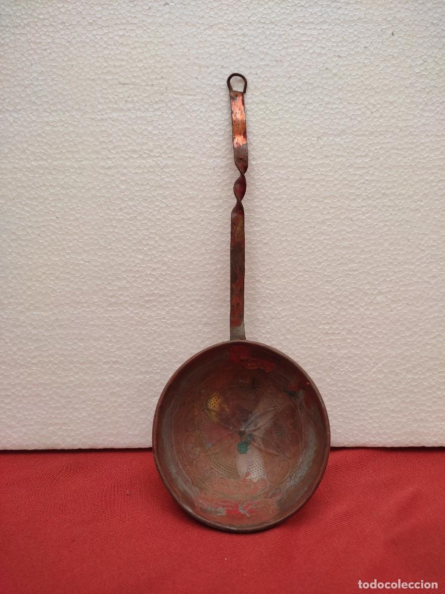 Antig&uuml;edades: antiguo cazo o cucharon de cobre repujado - 24cm de largo