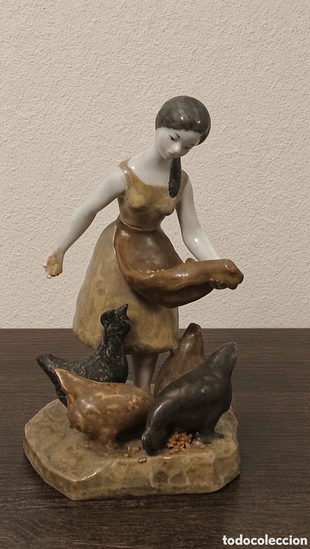 Antig&uuml;edades: Antigua y rara figura de porcelana Nalda Valencia Joven alimentando gallinas A&ntilde;os 50/60