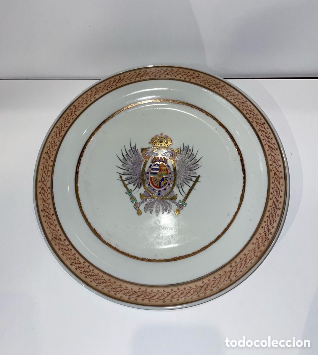Antig&uuml;edades: Plato de porcelana con escudo her&aacute;ldico
